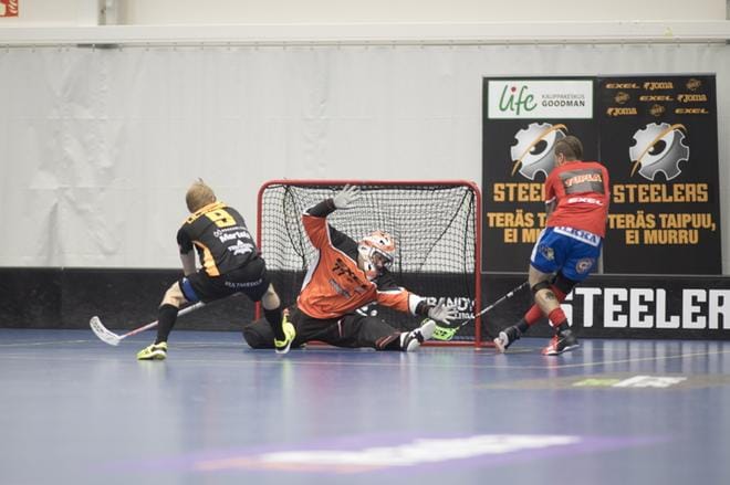 Steelerin maalivahti Pasi Järvinen venytti Mikko Kohosen laukauksen eteen. Kuva: Riku Hasari