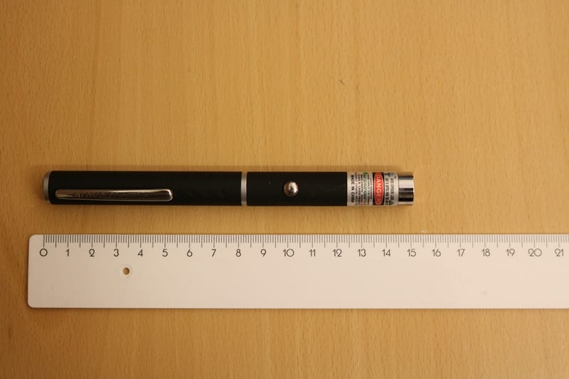 Pienellä laserosoittimella on suuri teho. Poliisin mukaan takavarikoitu laserosoitin on Suomessa laiton.
