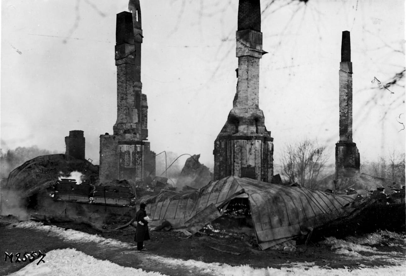 Neuvostoliiton pommikoneet tekivät suurta tuhoa Oulussa 21. tammikuuta 1940. 22.1.1940 otetussa kuvassa näkyy pommien tekemiä kuoppia Ainolassa ja Ainolan lastentarhan rauniot.