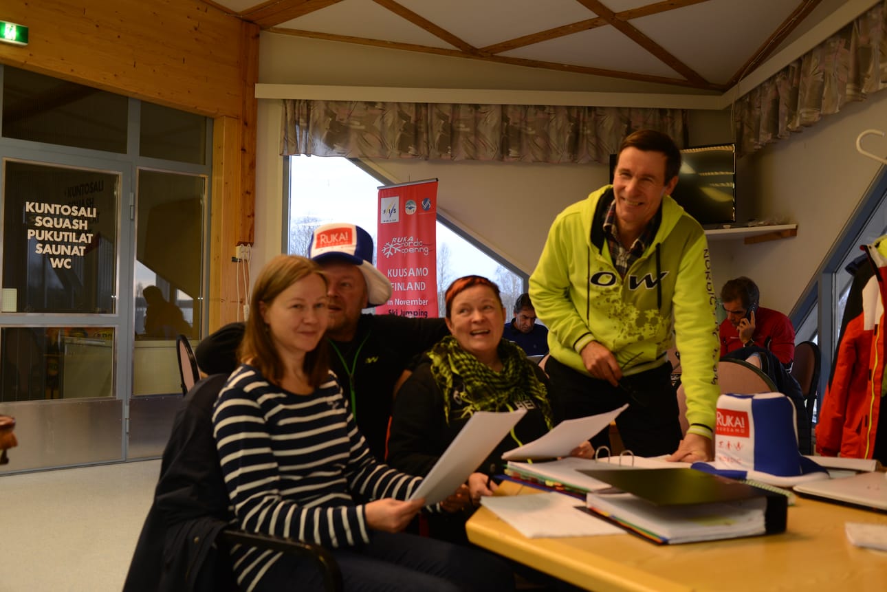 Anne-Mari Karjalainen (vas.), Jarkko Ruhanen, Pipsa Taipalmaa ja Seppo Linjakumpu paiskivat kiivaasti hommia Ruka Nordicin eteen.