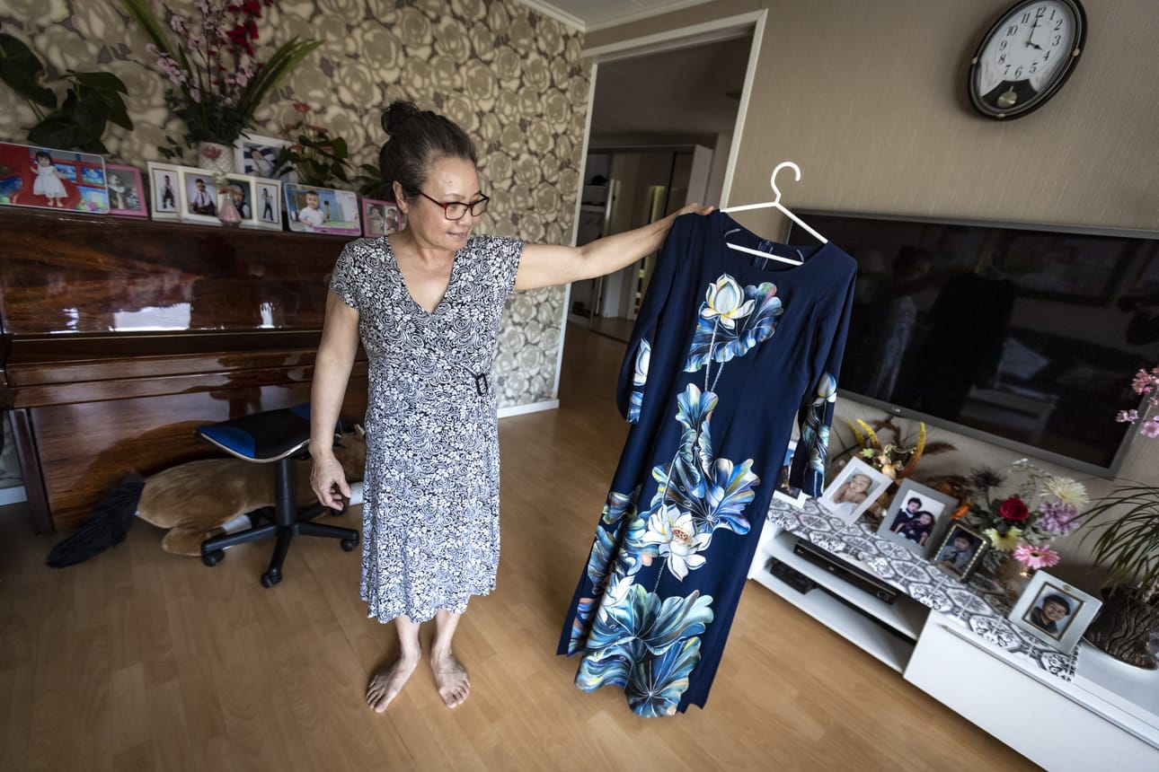 Tuyet Bui pukeutuu sunnuntain juhlaan mekkoon, jonka hänen siskonsa lähetti postissa. Juhla-asussa on Vietnamin kansalliskukka intianlootus.