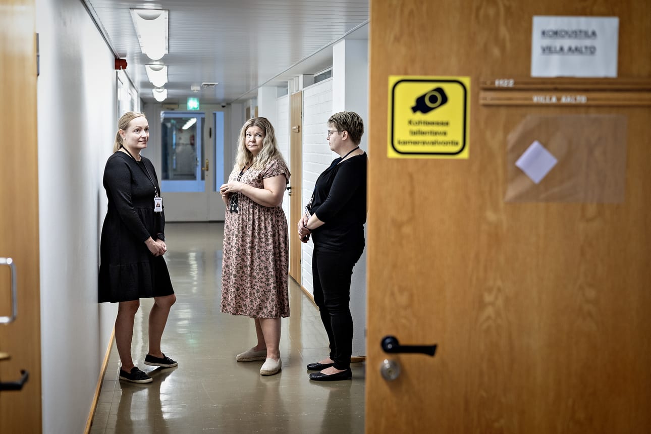 Sosiaalityöntekijät Susanna Ekman, Susanna Sumuvuori ja Marianne Perälä ovat huolestuneita Aallokon kohtalosta.