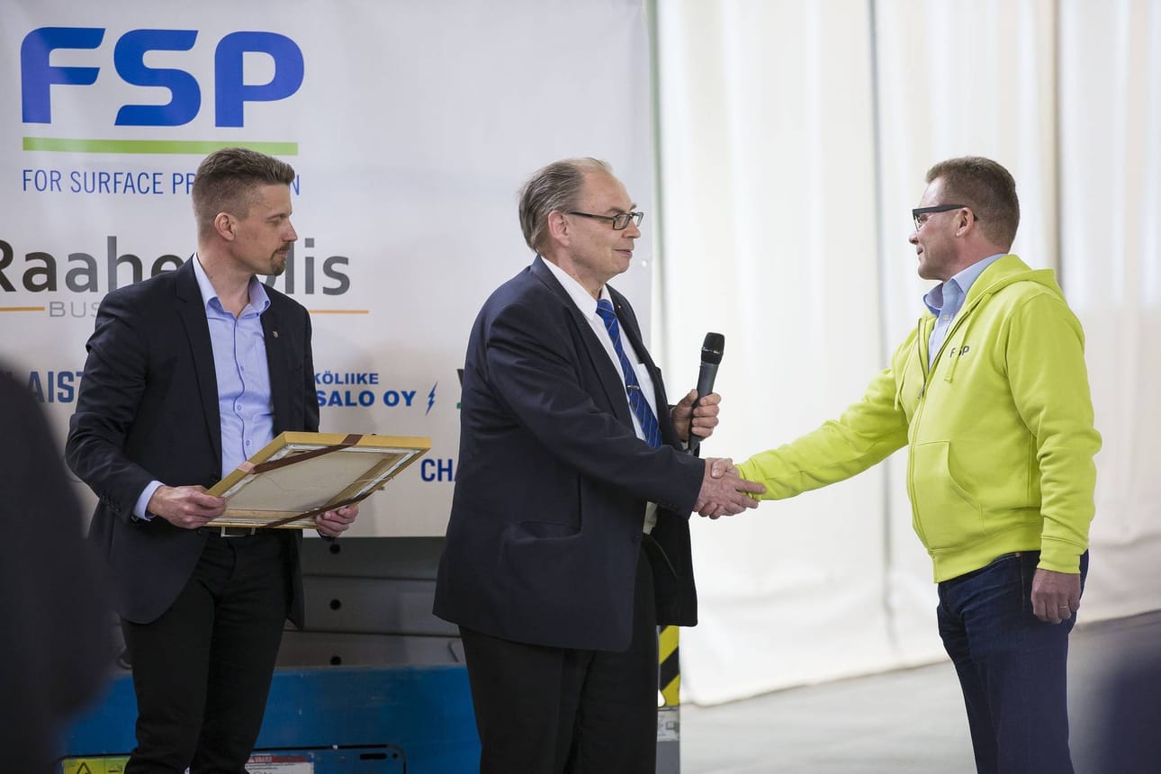 Raahen kaupungin teollisuusasiamies Harri Tuomikoski ja apulaiskaupunginjohtaja Ilmo Arvela ojensivat kaupungin lahjan FSP:n toimitusjohtaja Pentti Virtaselle.