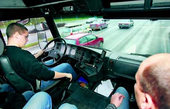 Kuudes kerta ratissa. Jesse Mattson harjoitteli perjantaina kaistan vaihtoa kuorma-auton ratissa Driving Centerin toimitusjohtajan Jaakko Räisäsen opastuksella.
