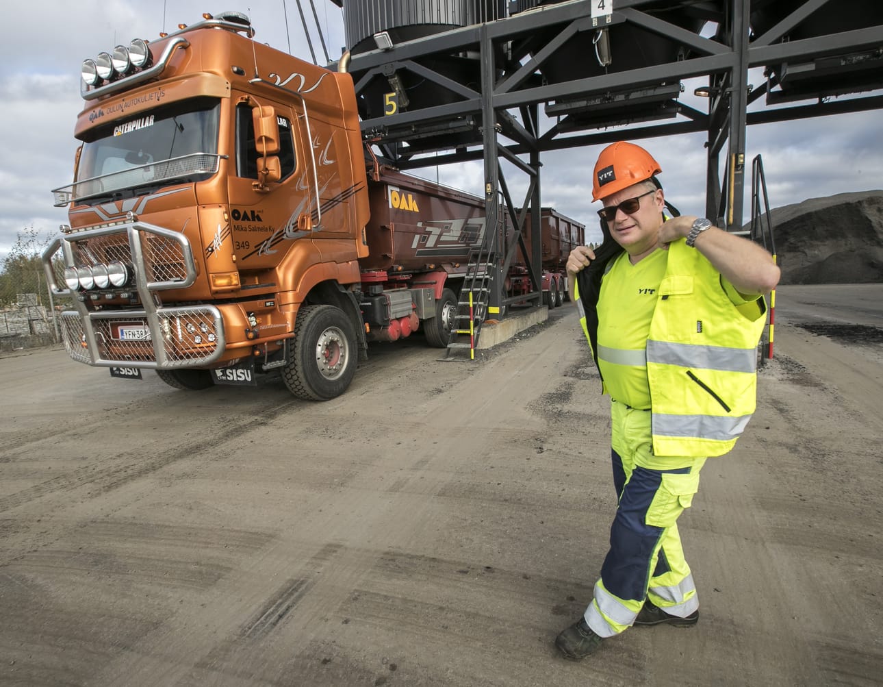 Autoilija ja yrittäjä Mika Salmelan mielestä on liiketoiminnalle tärkeää ja myös kunnia-asia, että vanhempikin kalusto pidetään hyvässä kunnossa.