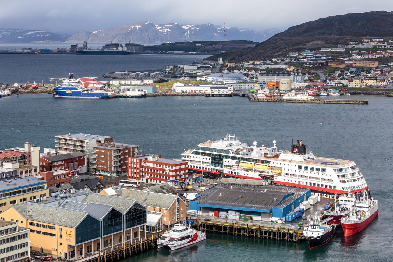 Sähkönkulutus lisääntyy Hammerfestissä, sillä taustalla näkyvän Melkøyan lng-tuotantoa sähköistetään parhaillaan. Verkossa ei riitä enää tilaa esimerkiksi uudelle risteilyalusten maasähkölle.