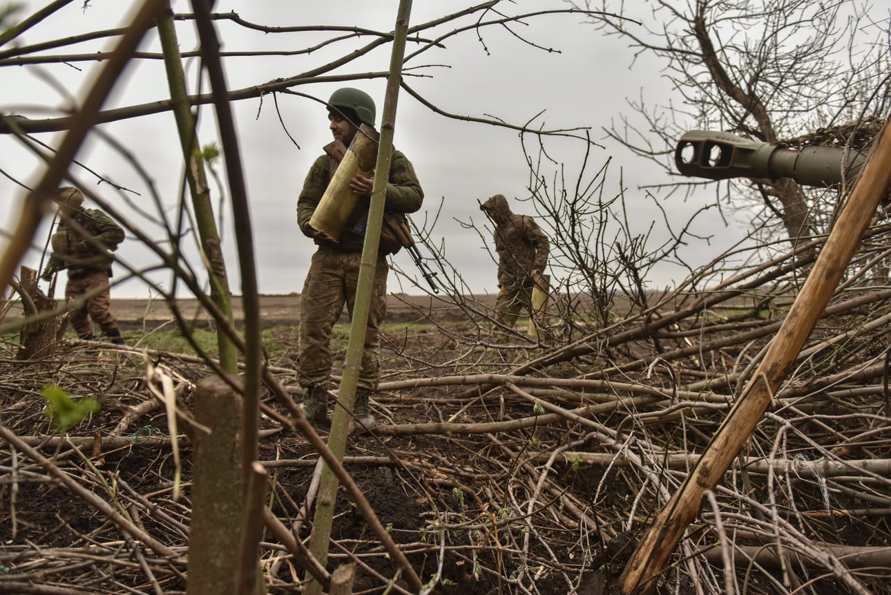 Ukrainan armeijan joukkoja lähellä Bahmutia. Arkistokuva.