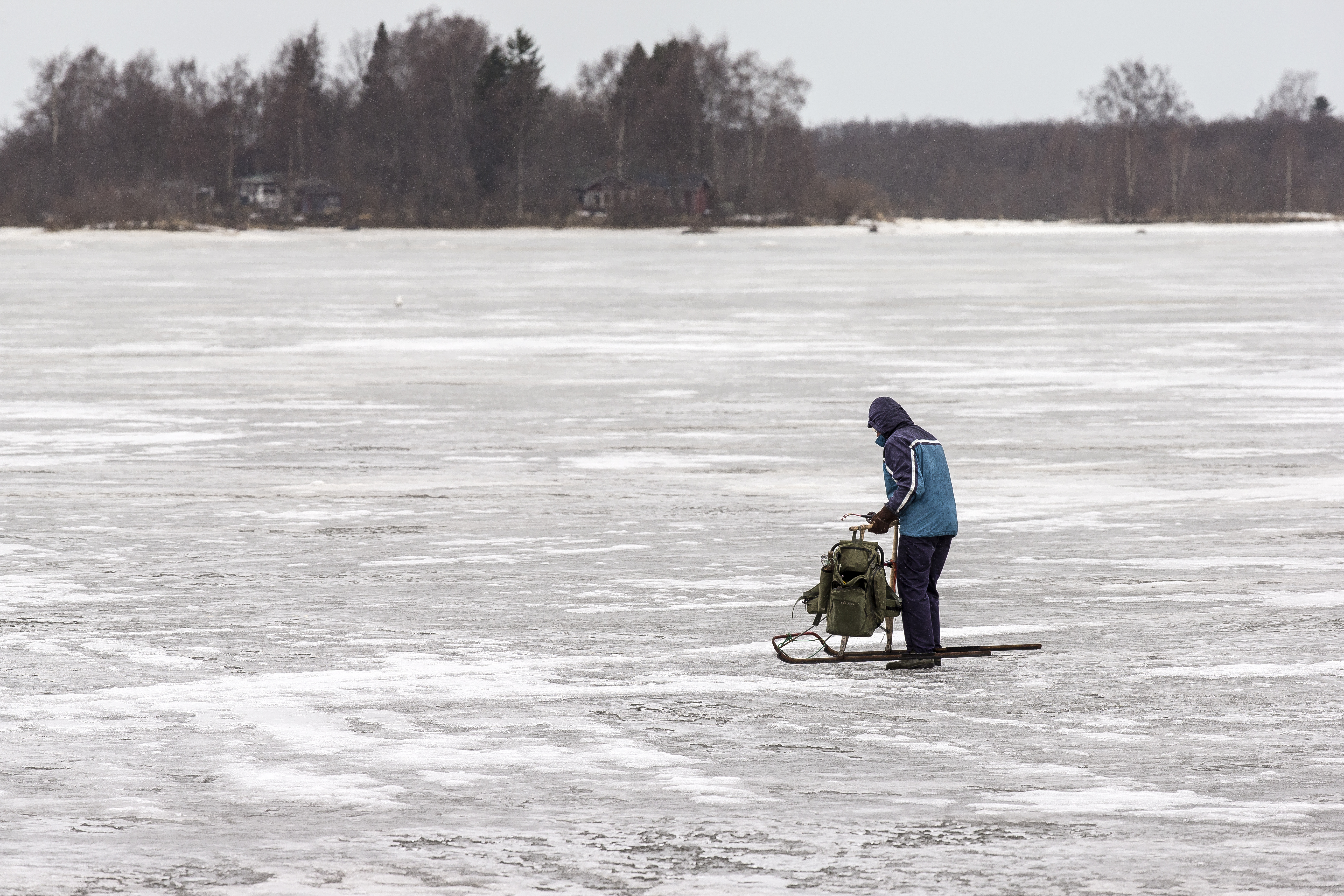 Varvin rannassa jää näyttäisi kestävän vielä ainakin pilkkijöitä. Mutta jään päällä on jo monin paikoin vettä ja sohjoa, joten kannattaa harkita tarkkaan jäälle menemistä.
