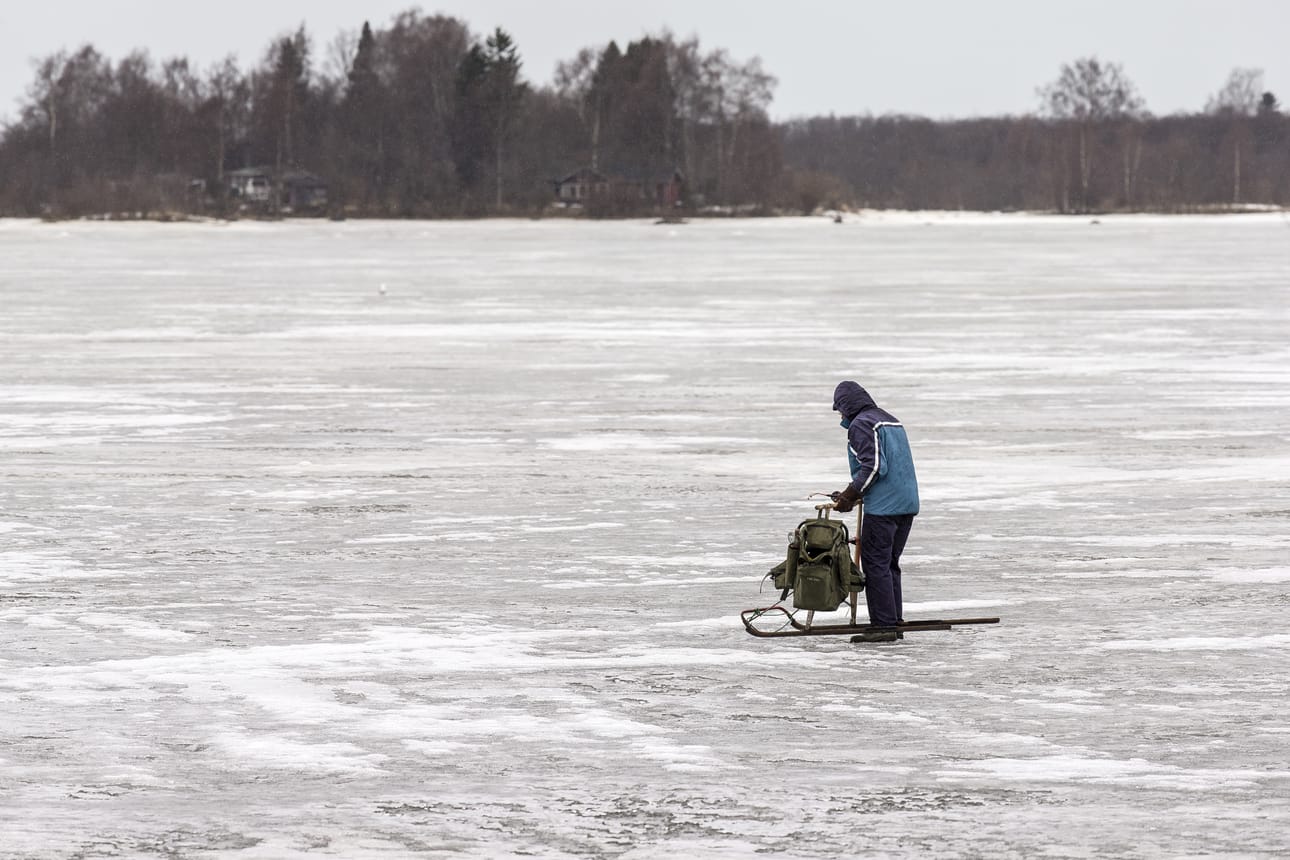 Varvin rannassa jää näyttäisi kestävän vielä ainakin pilkkijöitä. Mutta jään päällä on jo monin paikoin vettä ja sohjoa, joten kannattaa harkita tarkkaan jäälle menemistä.