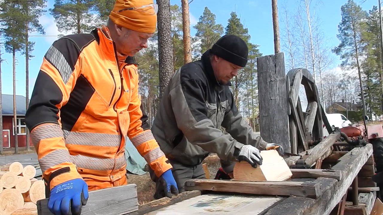 Miten päreitä höylätään? Raimo Pääkkö ja Arvo Härö opastavat uusia tekijöitä perinnetaidon pariin Oulaisissa