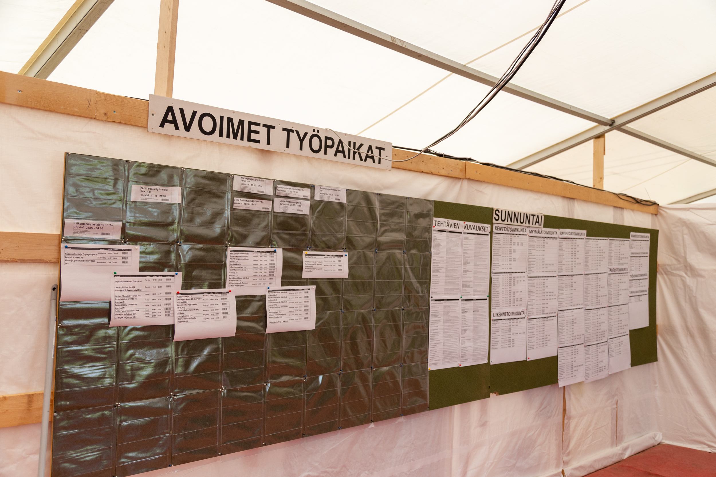 Suviseurat järjestetään talkoovoimin. Paljon talkootunteja tehdään vielä seurojen aikana ja avoimiin työpaikkoihin voi ilmoittautua koko seurojen ajan. Ennen Suviseuroja tehdään noin 10 000 talkootuntia ja seurojen aikana vielä noin 13 000 talkootuntia.
