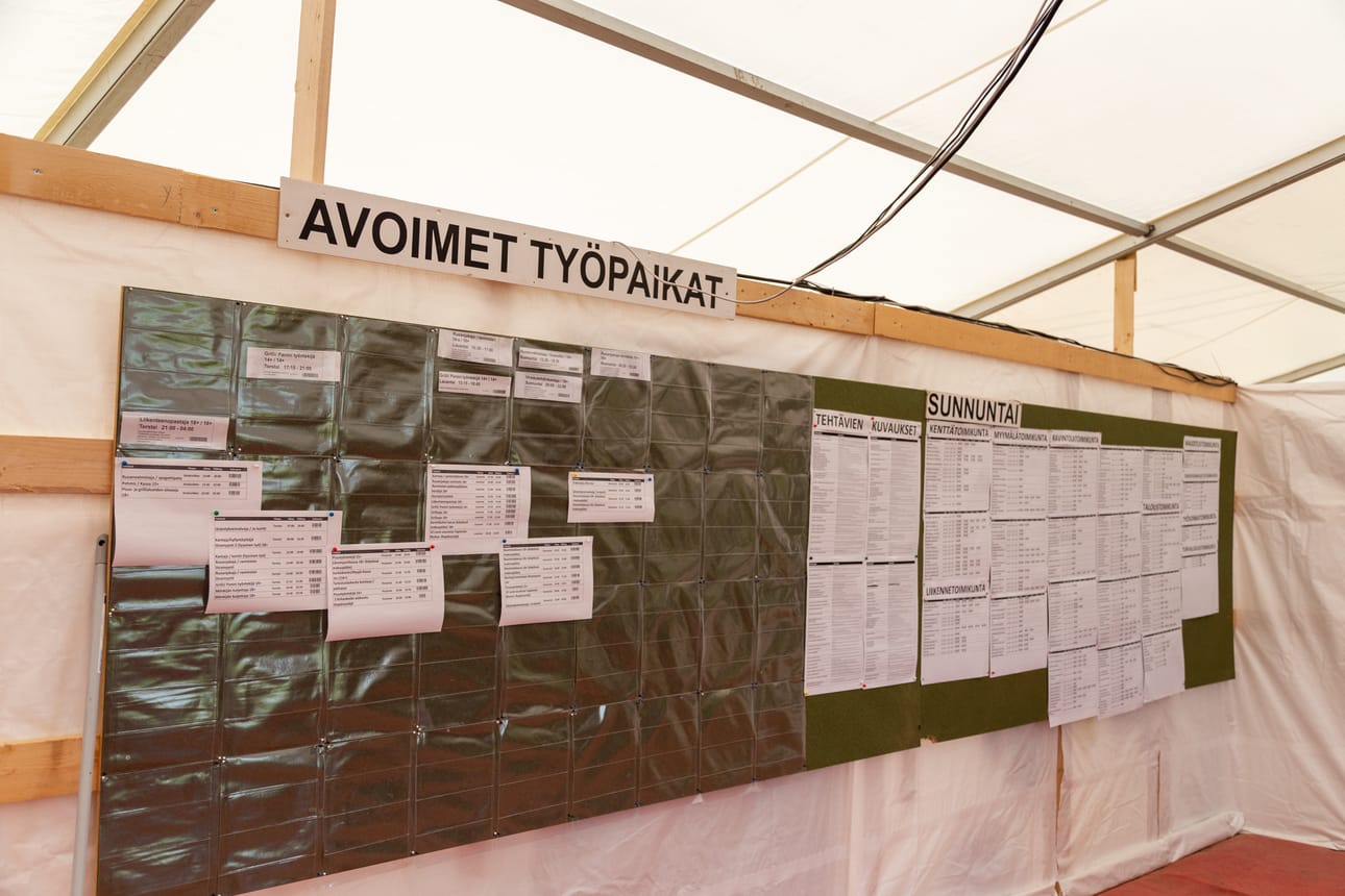 Suviseurat järjestetään talkoovoimin. Paljon talkootunteja tehdään vielä seurojen aikana ja avoimiin työpaikkoihin voi ilmoittautua koko seurojen ajan. Ennen Suviseuroja tehdään noin 10 000 talkootuntia ja seurojen aikana vielä noin 13 000 talkootuntia.