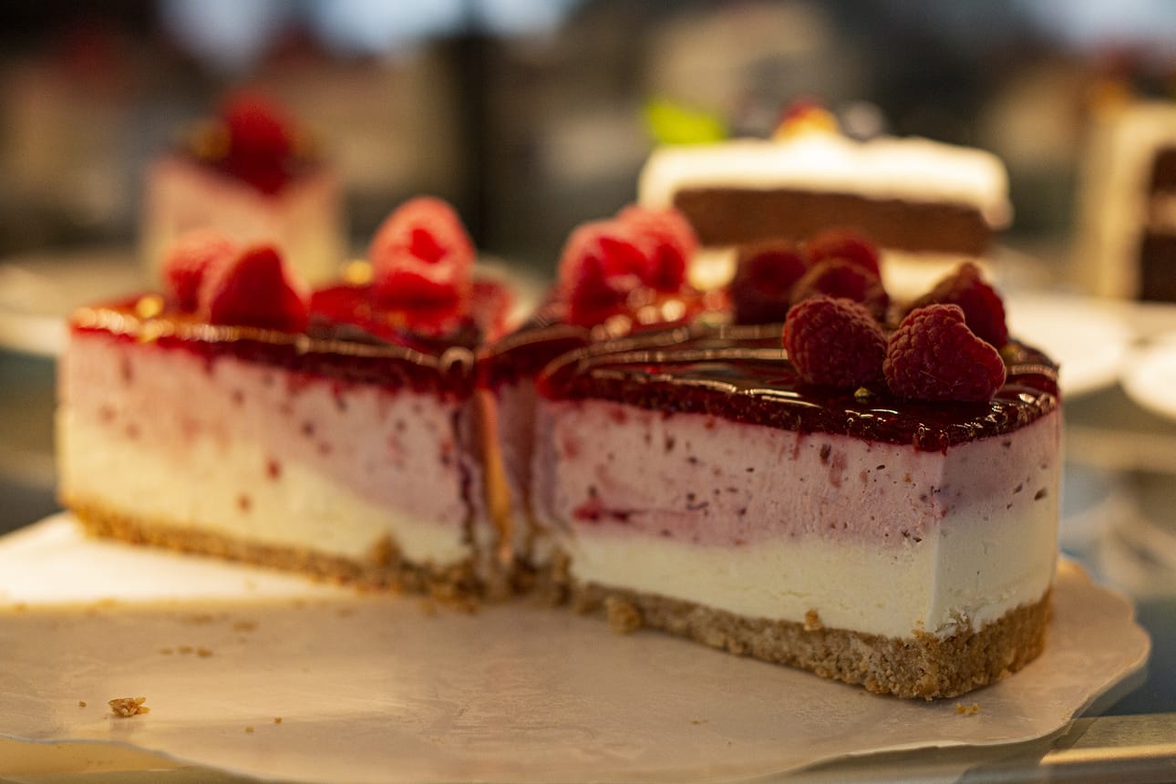 Nallikari Bakery & Bistrosta saa tilattua herkullisia leivonnaisia myös erilaisiin juhliin. Juhlaleivokset on hyvä tilata noin viikko ennen juhlia. Juhlaleivokset voi hankkia kuitenkin myös viime hetkellä, sillä ravintolan vitriinissä on joka päivä runsaasti tuoreita leivonnaisia.