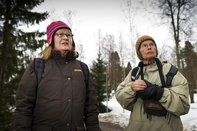 Pirjo Itkonen äänesti mutta Marja Huovinen ei äänestänyt. He olivat maanantaina linturetkellä Kajaaninjoella. KUVA: Miska Puumala