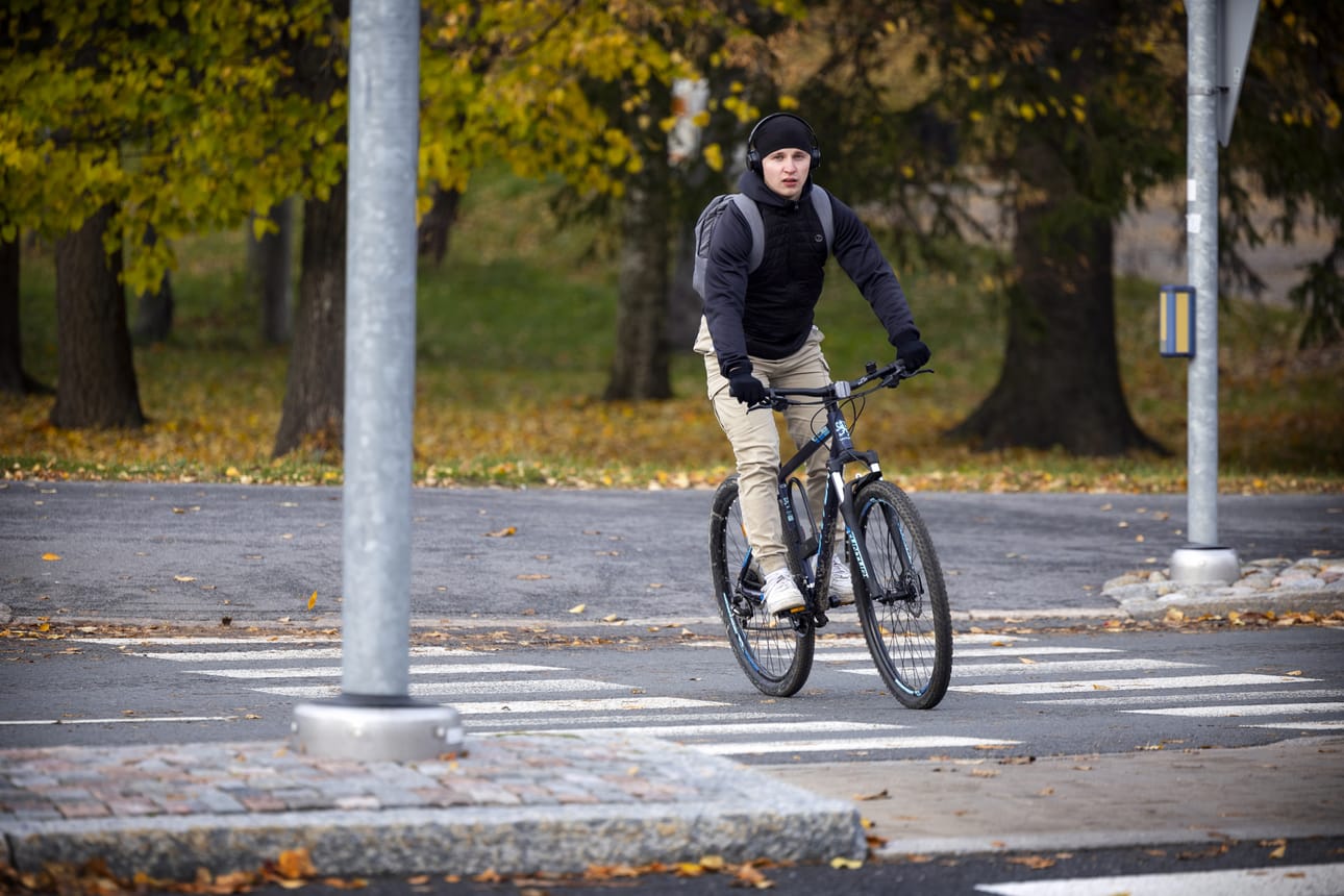 Reilut kaksi vuotta sitten voimaan tulleen tieliikennelain määräykset valoista ovat Vaasassa hyvin tiedossa. Valtteri Hakkarainen pyöräili keskiviikkona Palosaarelta kohti keskustaa.