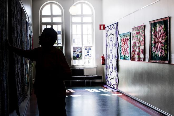 Vaasa-opiston käytäviä peittävät upeat värit, kankaat ja kuviot. Jokaisella tilkkutyöllä on oma tarinansa kerrottavana. Vaasan Tilkkupatterin jäsenet ovat kukin vuorollaan paikan päällä esittelemässä ja pitämässä huolta käsityöharrastajien kauniista luomuksista. KUVAT: OUTI NEUVONEN