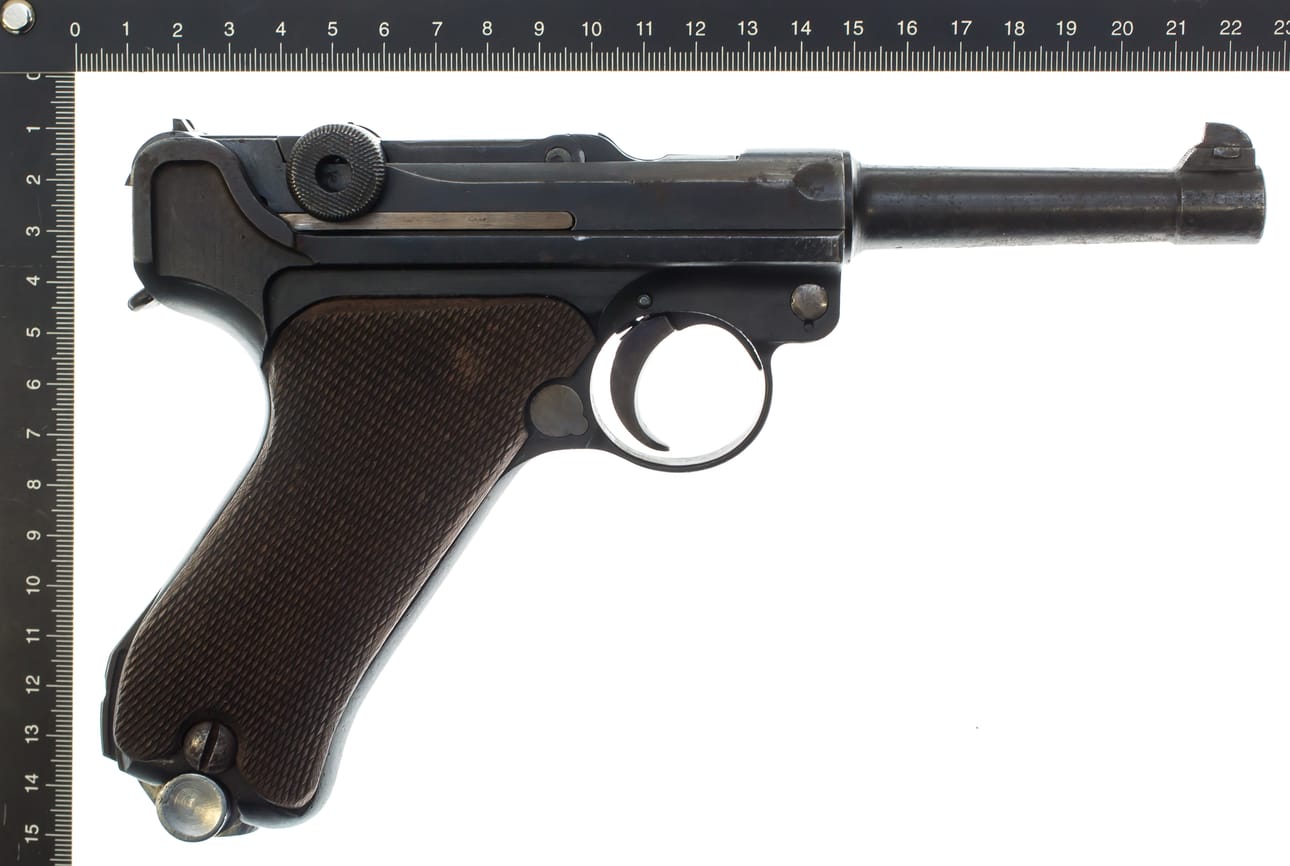 Helsingin poliisin kuvassa 15-vuotiaalta löydetty ase.