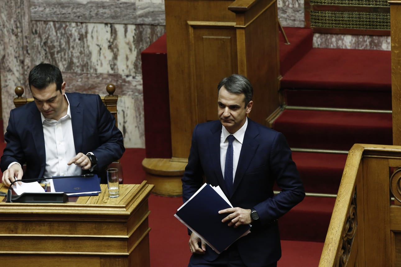 Kreikan oppositiojohtaja Kyriakos Mitsotakis (oik.) vastustaa pääministeri Alexis Tsiprasin (vas.) neuvottelemaa Makedonia-sopimusta,