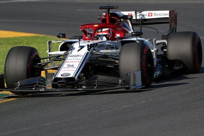 Alfa Romeon kuljettaja Kimi Räikkönen sai ajokkinsa hyvään vauhtiin perjantain harjoitusjaksoilla, mikä on lupaavaa lauantain aika-ajoja ajatellen. KUVA: LEHTIKUVA/GLENN NICHOLLS