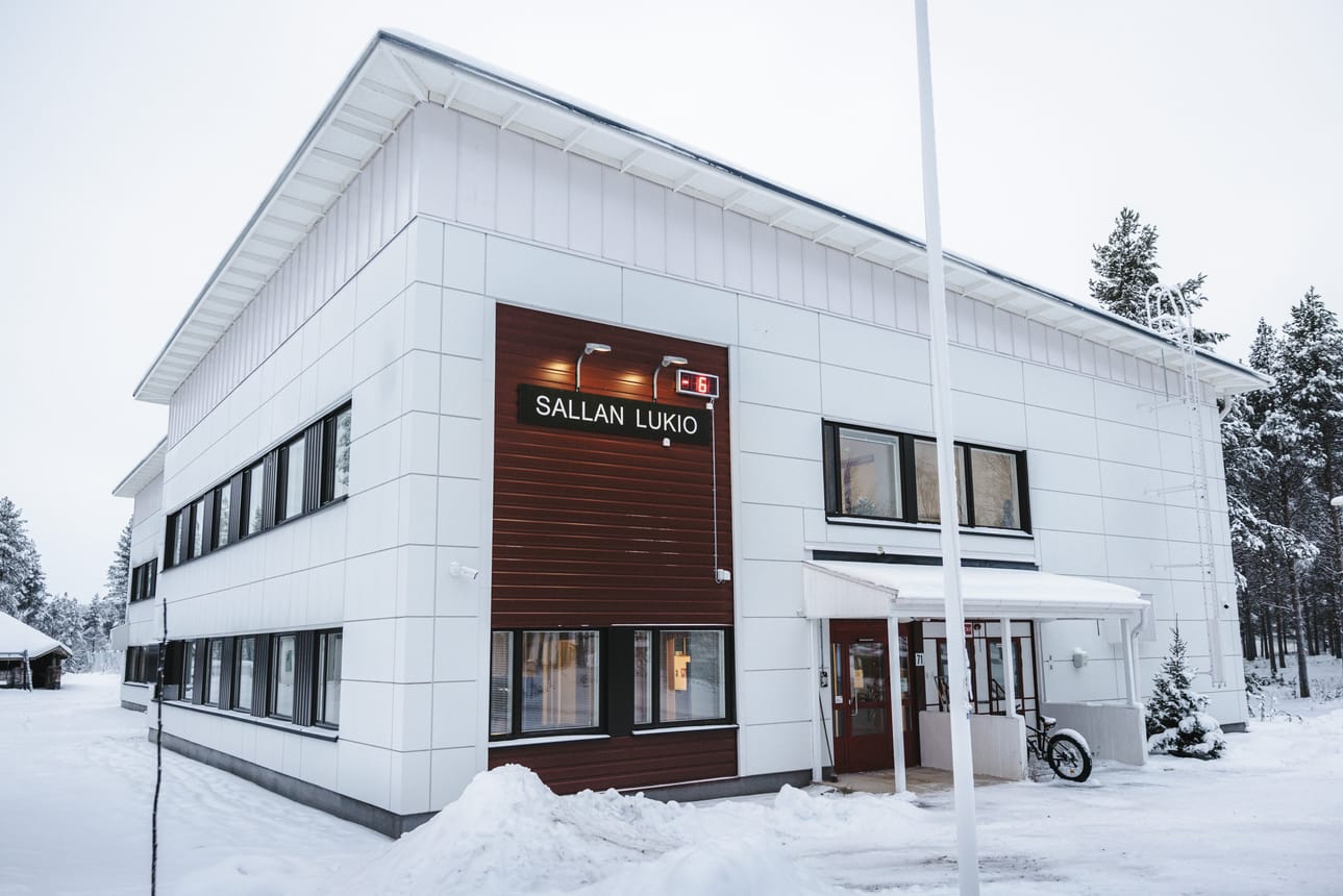 Sallan lukion opiskelijoista noin kaksi kolmasosaa on ulkomailta. Päätös alkaa periä lukukausimaksuja EU:n tai ETA-maiden ulkopuolelta tulevilta opiskelijoilta kirpaisee kunnassa.