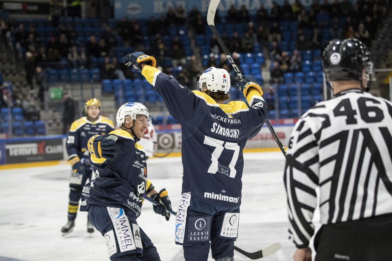 Anton Sikorski juhli vapautuneesti, kun maaleja ropisi viimein kotiyleisön ja sukulaisten edessä. Onnittelemaan ehti Antti Erkinjuntti.
