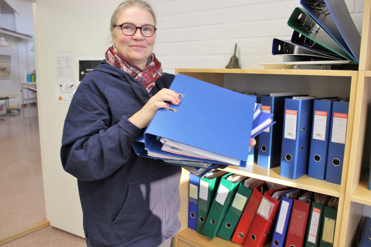 Pirjo Nylund siivoili mappejaan työhuoneessaan marraskuussa.