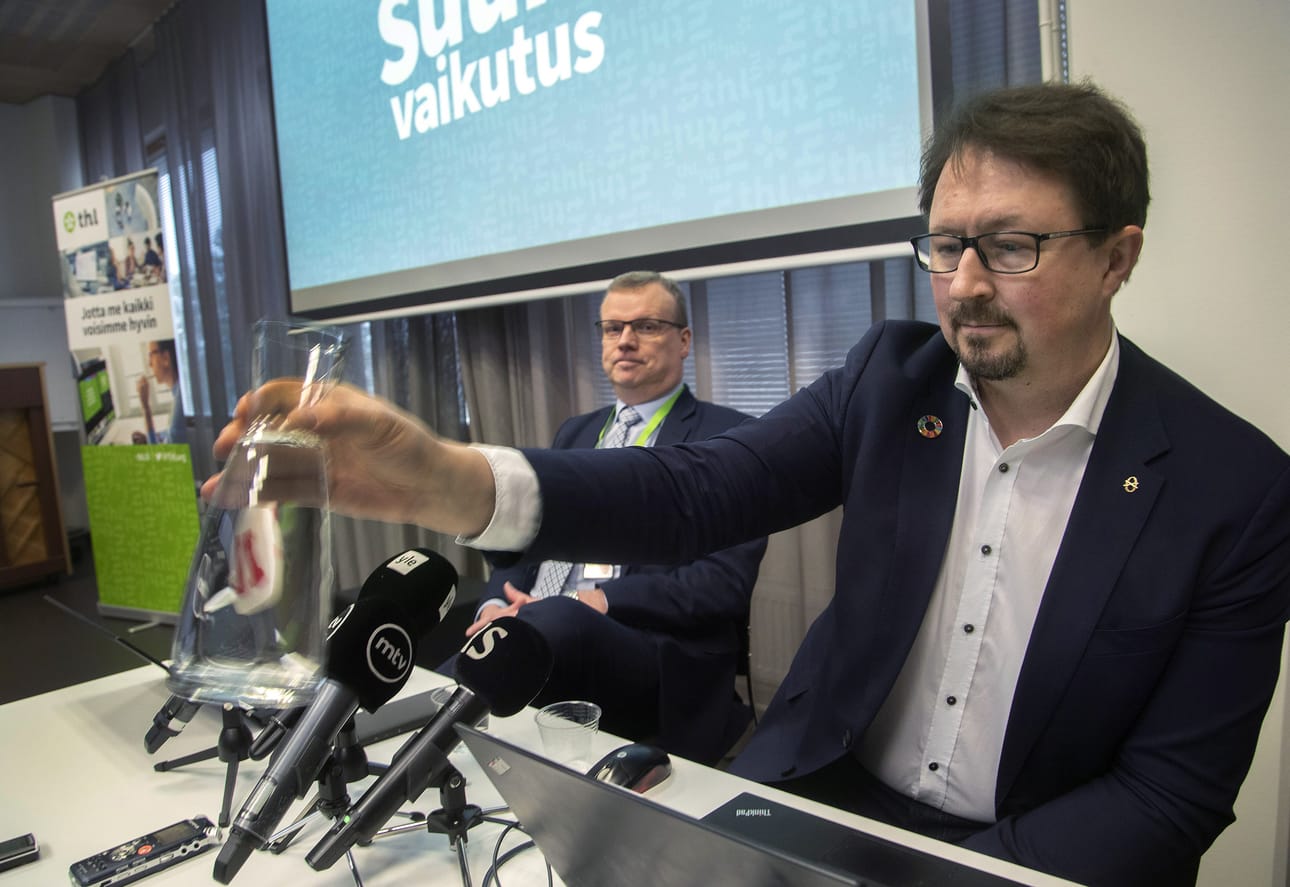 THL:n terveysturvallisuuslaitoksen johtaja Mika Salmisen (kuvassa oikealla) kevään uuvuttava työtaakka on ohi. Arjessa koronasta muistuttaa Salmisen mukaan tällä hetkellä se, että hän pesee kätensä yhä lähes 20 kertaa päivässä.