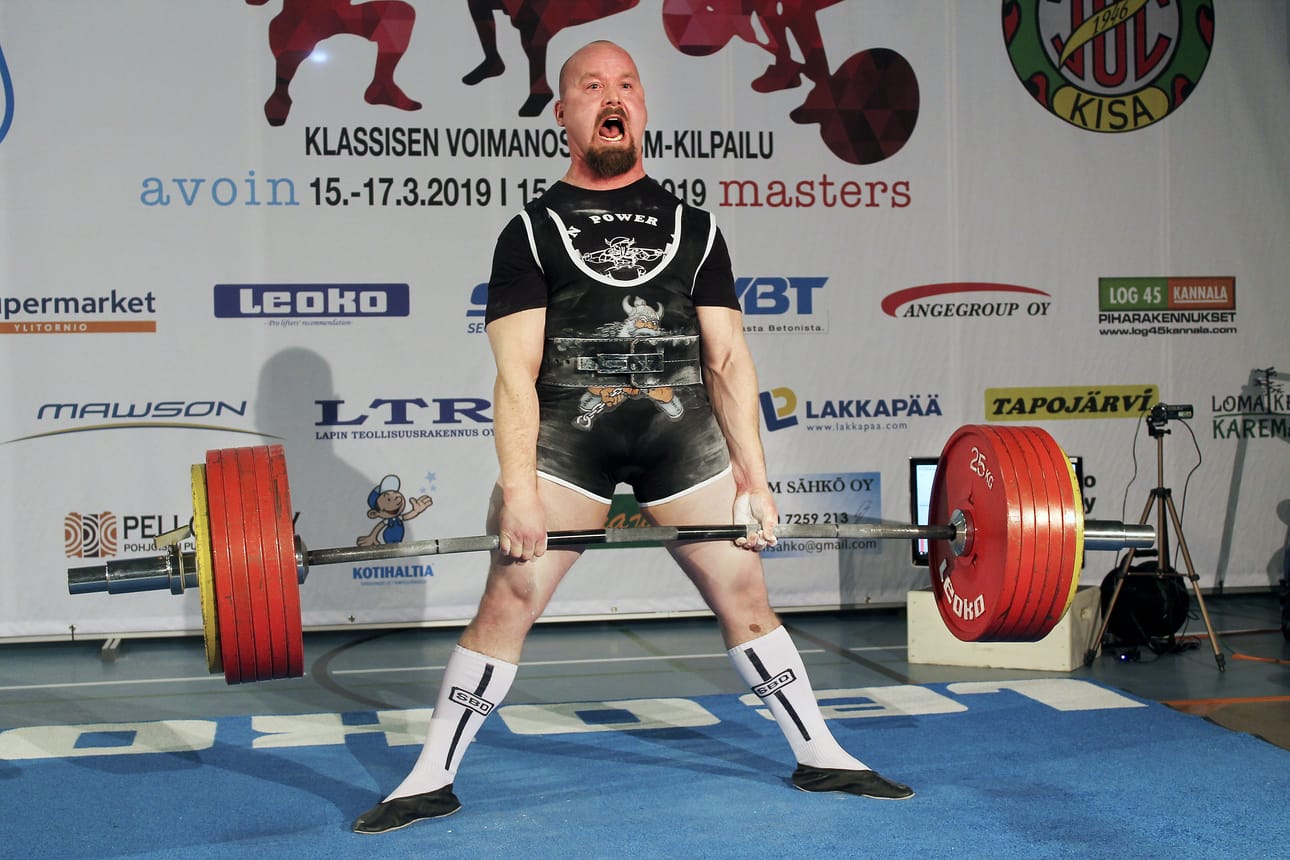 Mikko Ronkanen kiskoi maasta Suomen ennätyksen 306 kiloa.