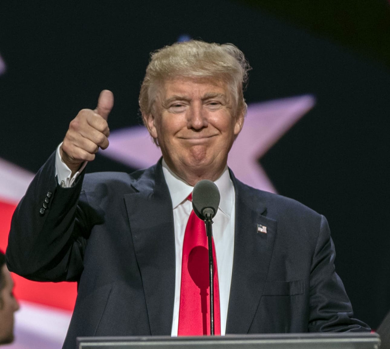 Donald Trump sanoo sunnuntaina CBS:n 60 Minutes -ohjelman haastattelussa karkottavansa 2-3 miljoonaa laitonta siirtolaista. Arkistokuva.