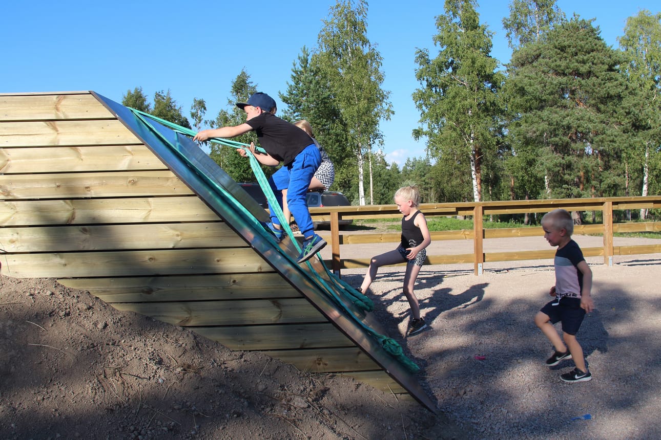 Käsivoimatkin joutuvat koetukselle. Rata on mitoitettu siten, että sitä voivat käyttää sekä lapset että aikuiset, eikä kyse ole vain huippu-urheilijoiden harjoituspaikasta.