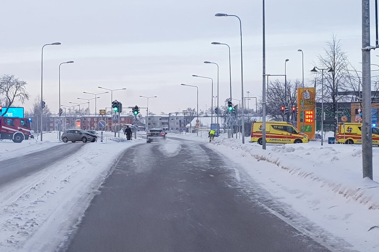 Kolaripaikalla oli kaksi ambulanssia, poliisiauto ja paloauto.