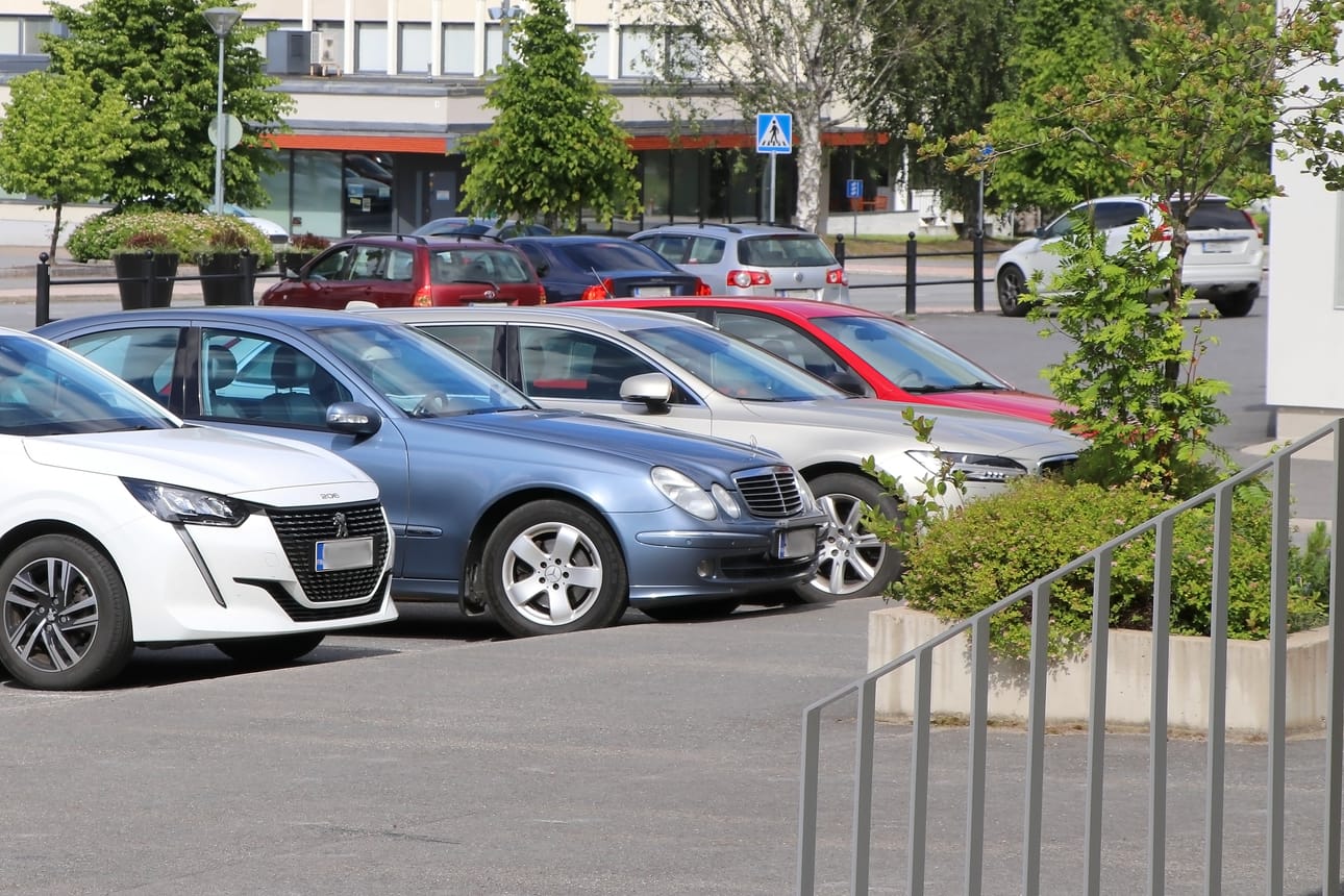 Alajärven keskustassa viiden suosituimman automerkin listalta kuvaan osui kerralla ainakin neljä: Mercedes-Benz ja taustalla olevat Toyota, Volvo ja Volkswagen.