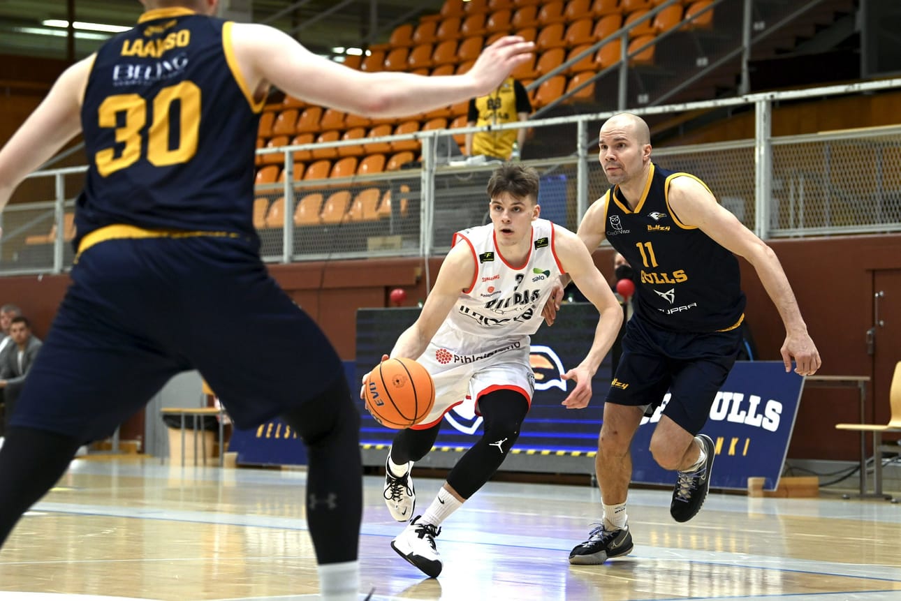 Perttu Blomgrenin (kesk.) vahvuuksia ovat urheilullisuus, fyysisyys ja nopeus, sanoo Salon Vilppaan päävalmentajasta toiminnanjohtajaksi siirtynyt Sami Toiviainen. LEHTIKUVA / Emmi Korhonen