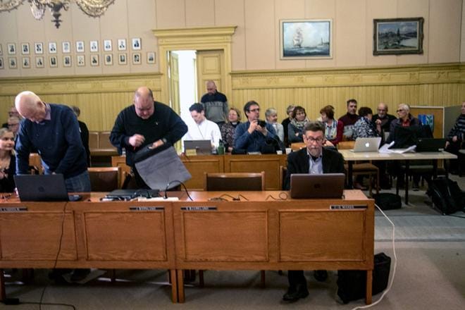 Kaskisten kaupunginhallituksen puheenjohtaja Carl-Gustav Mangs (r.) (edessä oikealla) aikoo maanantaina esittää kuntaliitosasian palauttamista takaisin valtuustolle. KUVA: JORMA HAVULA