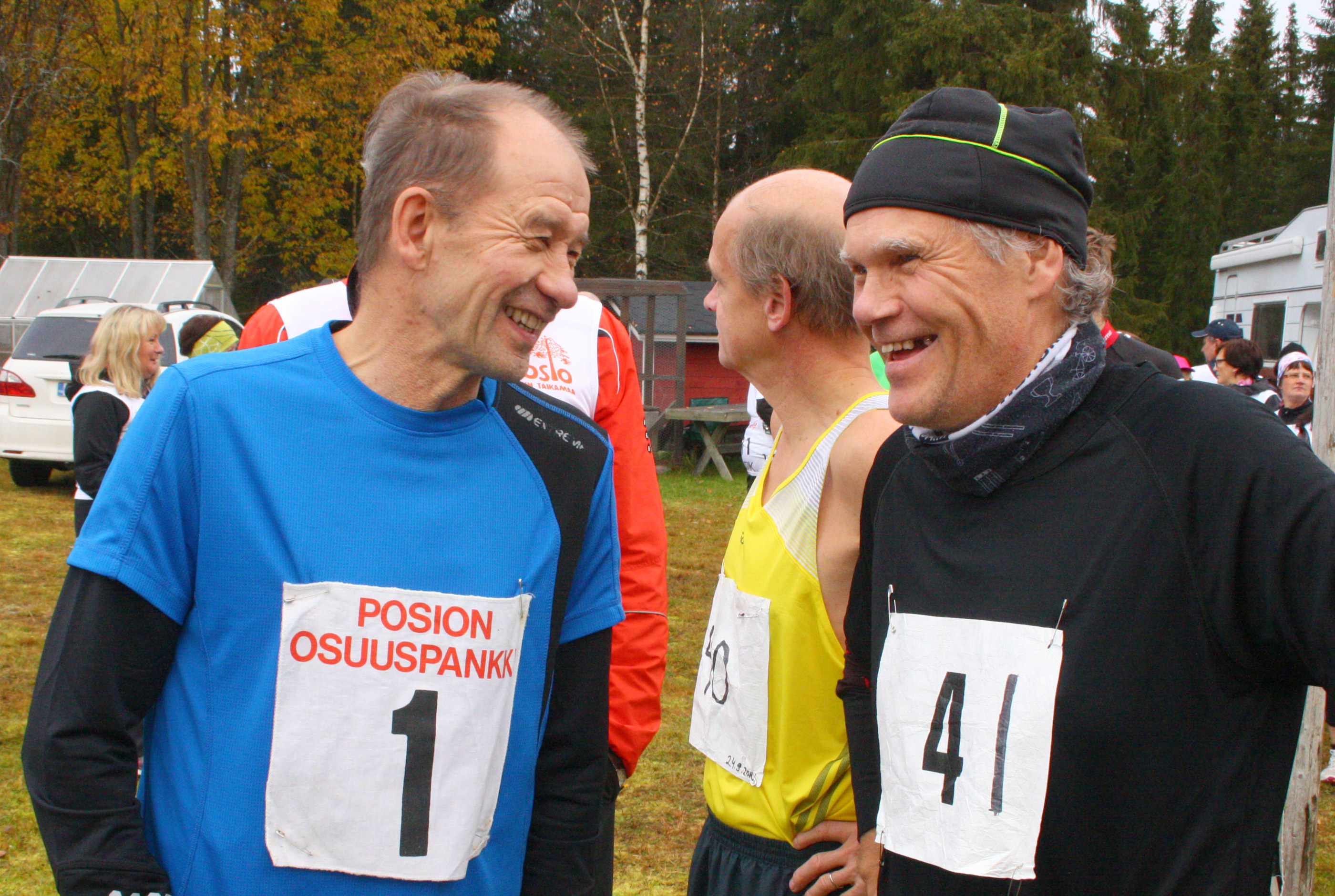 Kaarlo Maaninka sai ympärilleen entisiä jokkerikavereita. Väinö Maaninka ( edessä oik.),  ja Matti Tennilä juttelemassa Kaarlon takana olevan Arto Puolakan kanssa.