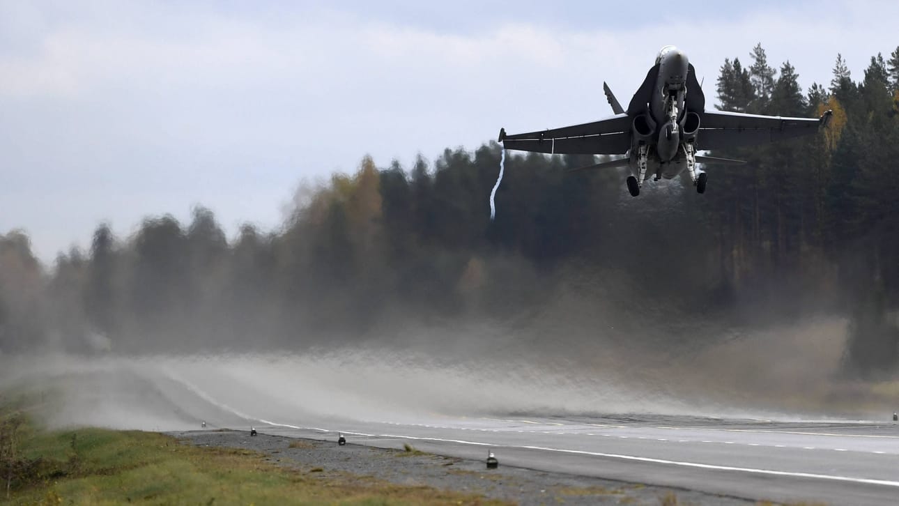 Suomen Horneteja eli F/A-18-hävittäjiä ei ole sertifioitu kuljettamaan ydinpommeja. Hornet-hävittäjä osallistui Karjalan lennoston lentotoimintaharjoitukseen Heinolassa syyskuussa 2016. LEHTIKUVA / Jussi Nukari