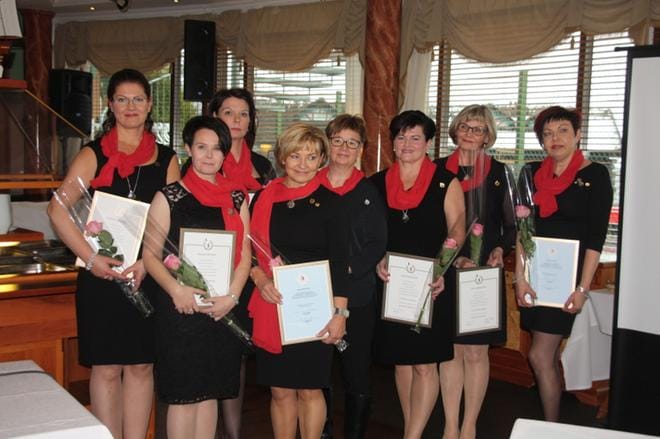 Palkitut Alahärmän yrittäjänaiset: Susanna Huhtala (vas.), Johanna Nukala, Nina Erkinheimo, Anna-Maija Ylinen, Carina Tapanainen, Helena Mantere, Sirpa Hautamäki ja Sari Kurkimäki.
