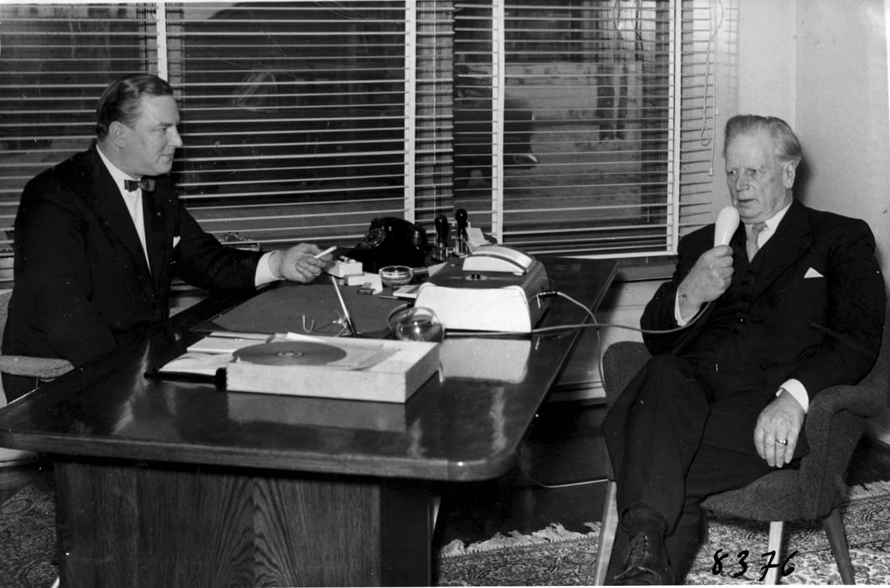 Kalevan toimitusjohtaja Aaro Korkeakivi (vas.) ja opetusneuvos Yrjö Kallinen tapasivat Korkeakiven työhuoneessa Kirkkokadun toimitalossa 21. huhtikuun 1957. Kaleva sai nauhalle Kallisen puheenvuoron SDP:n hajaannuksesta.