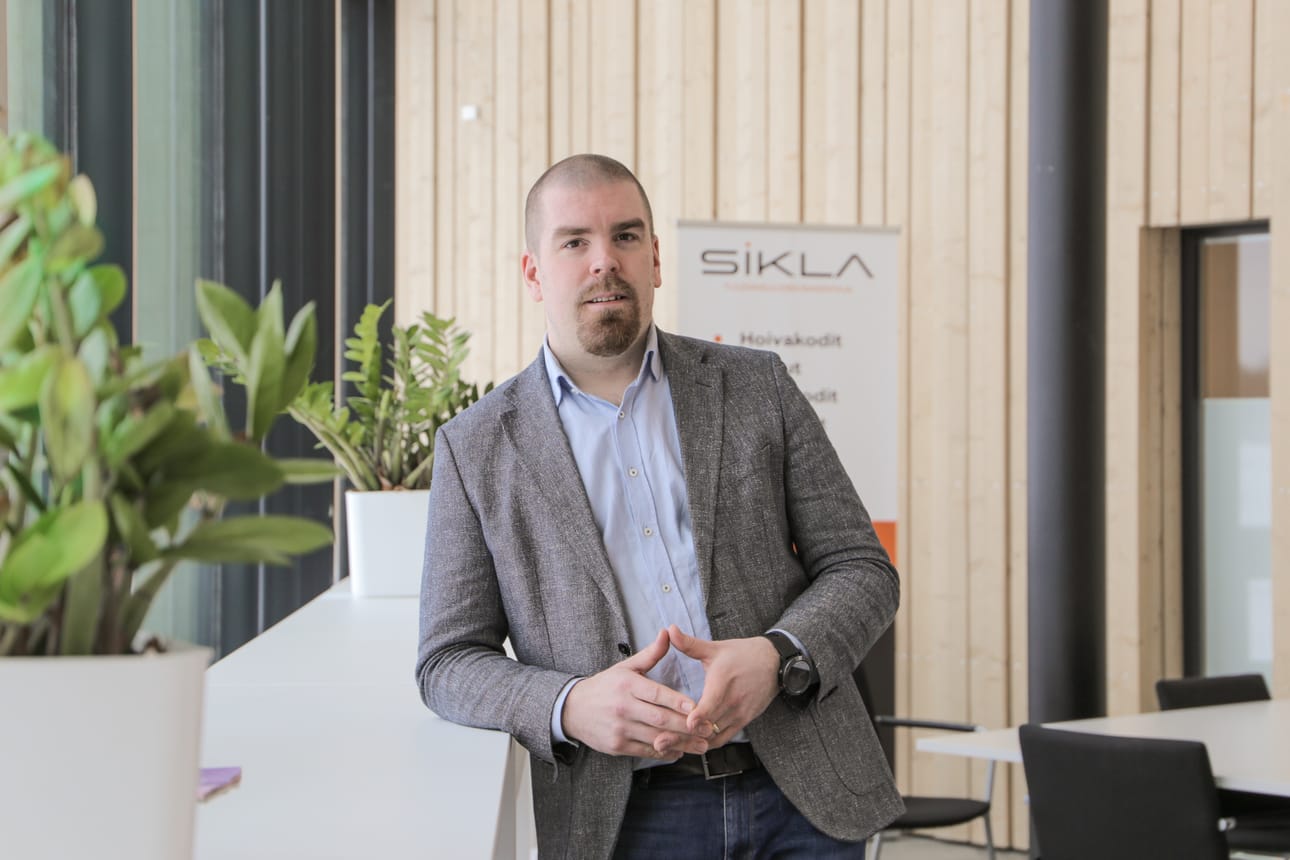Siklan konsernijohtaja Janne Nieminen iloitsee uudesta tehdashankkeesta.