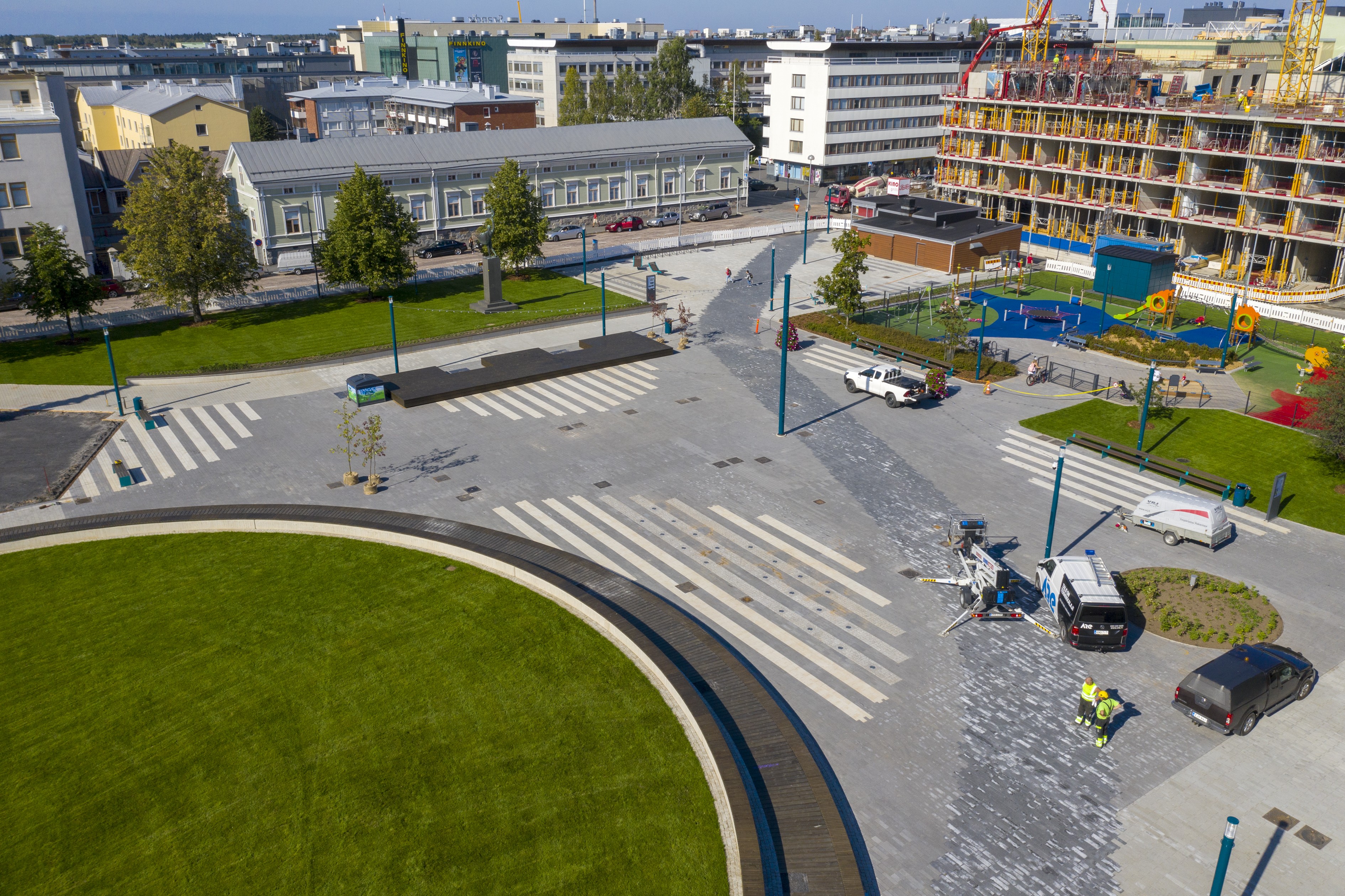 Mannerheiminpuiston uusi torimainen ilme mahdollistaa erilaisten tapahtumien järjestämisen. Puistossa tehdään vielä viimeisiä viilauksia ennen lauantain avajaisia.