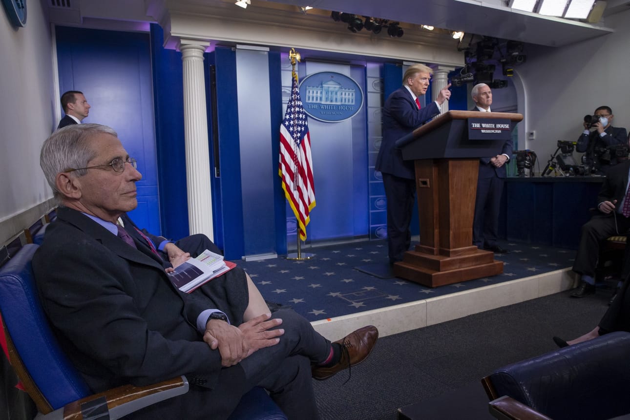 Yhdysvaltojen johtava tartuntatautiasiantuntija Anthony Fauci pitää väistämättömänä, että koronavirus palaa toisella aallolla. Fauci etualalla presidentti Trumpin tiedotustilaisuudessa otetussa kuvassa.