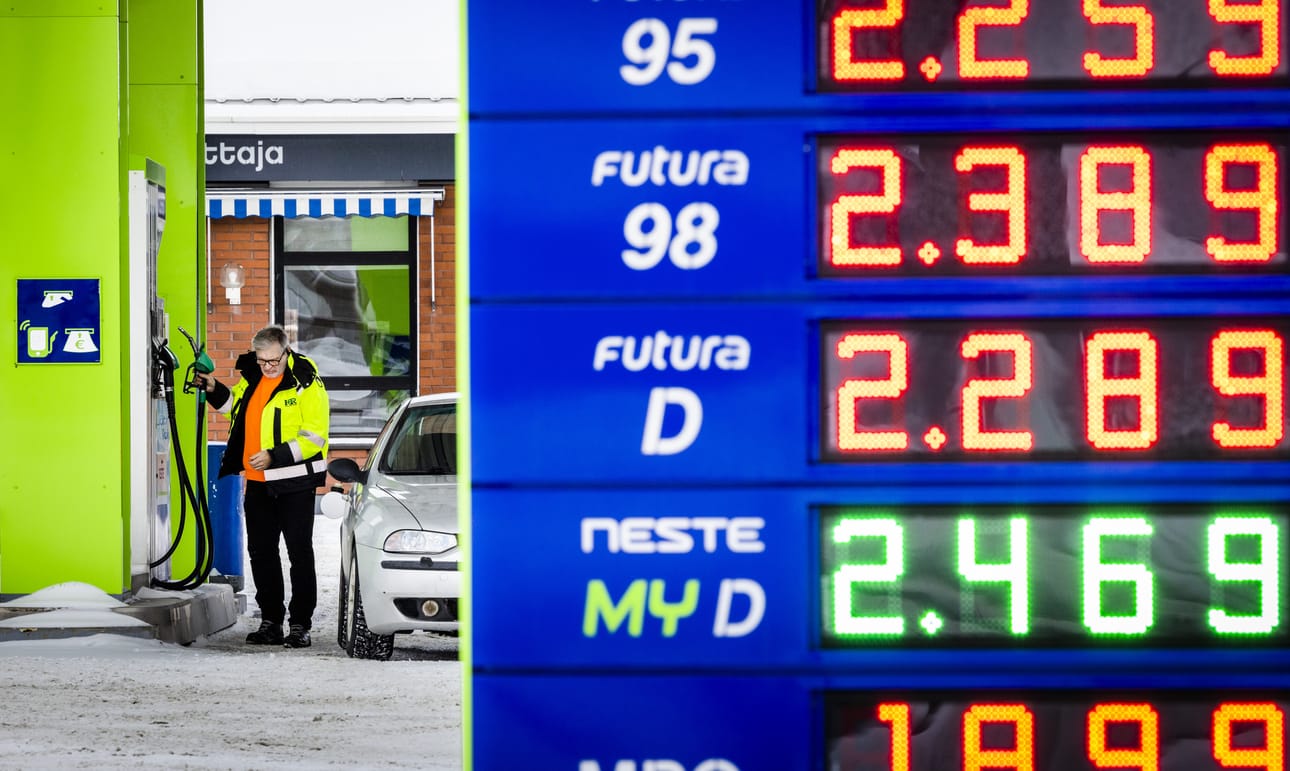 "Ei paljon hinnat naurata" totesi 70 000 kilometriä vuodessa ajava Juha Orava tankatessaan dieseliä Neste Erottajalla Rovaniemellä. Dieselin hinta nousi torstaina monissa paikoissa jo bensiiniä kalliimmaksi.