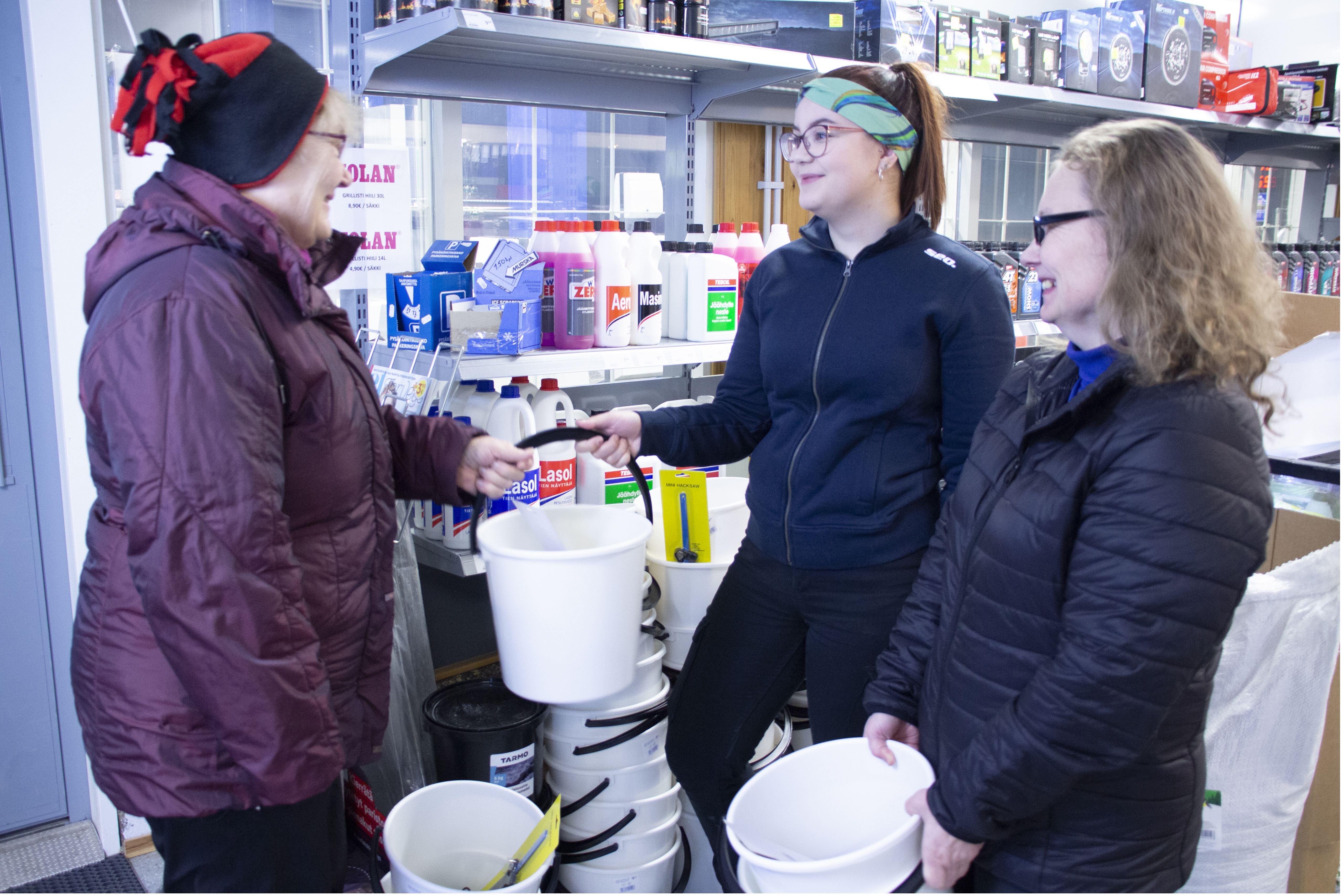 Sirkka Tervakangas ja Arja Keskitalo kiittelivät huoltamotyöntekijä Jenna Nurmelaa mukavasta tempauksesta.