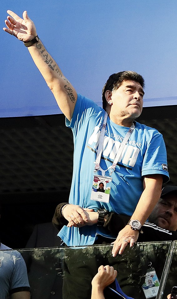 Diego Maradona oli kisoissa Fifan hyvän tahdon lähettiläänä, mutta legendan käytös katsomossa oli välillä ala-arvoista.