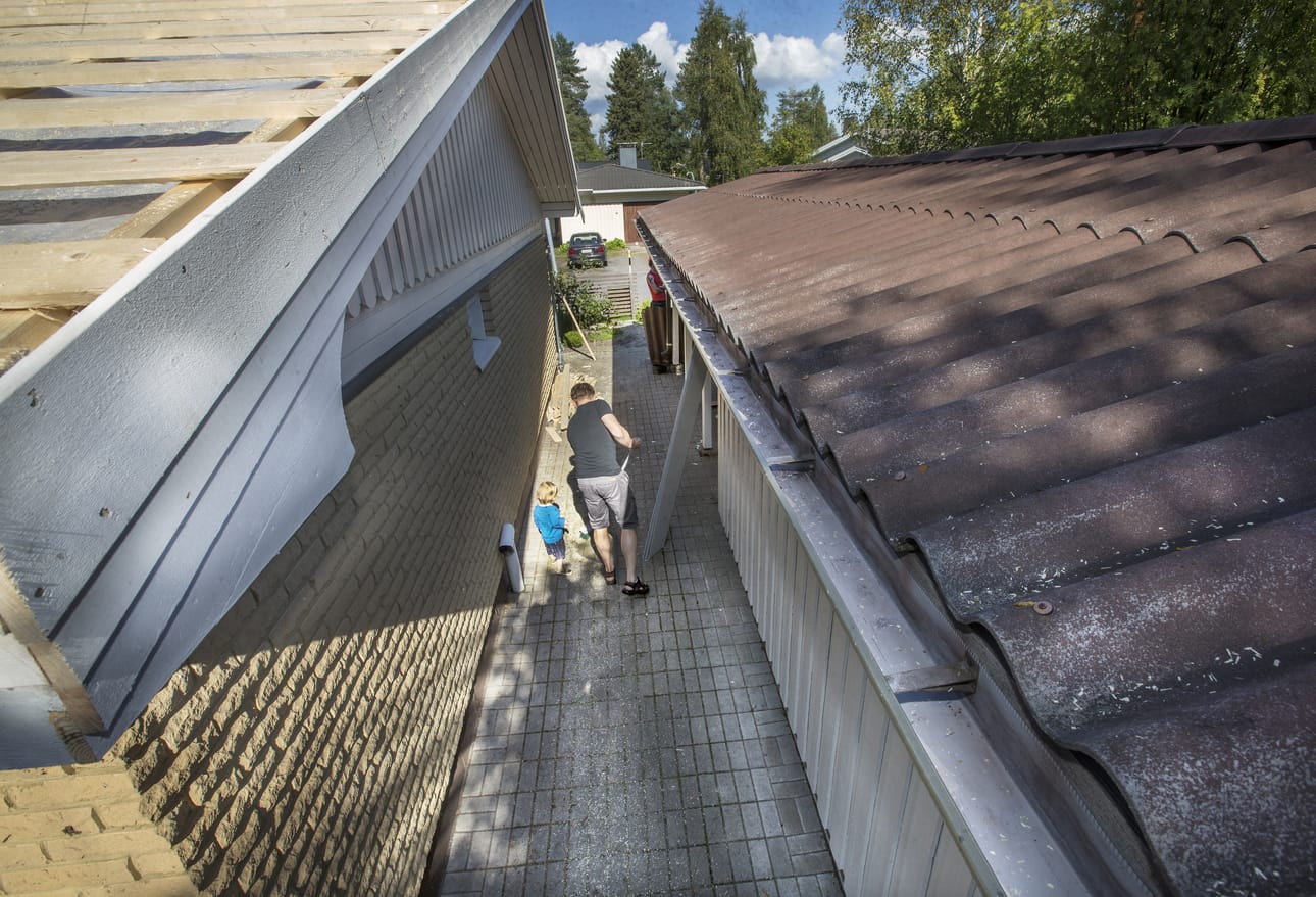 Nykyään remonttifirmat saavat purkaa varttikaton itse, kunhan noudattavat asbestipurkumääräyksiä.