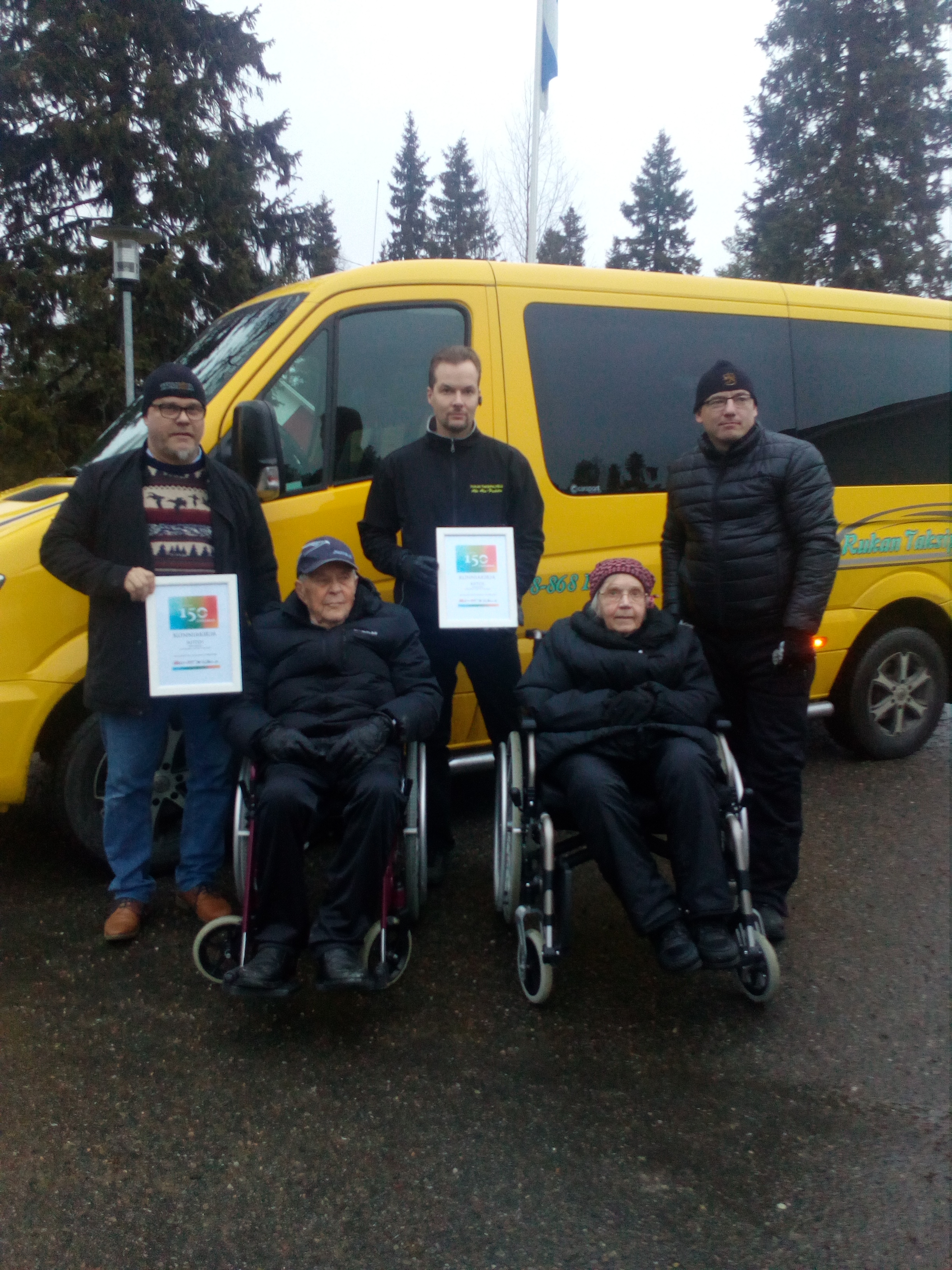 Tarja Luukkonen, Janne Korva, pyörätuolissa Veikko Aittakumpu , Paula Poussu pyörätuolissa, pikkulotta Saara Sulasalmi