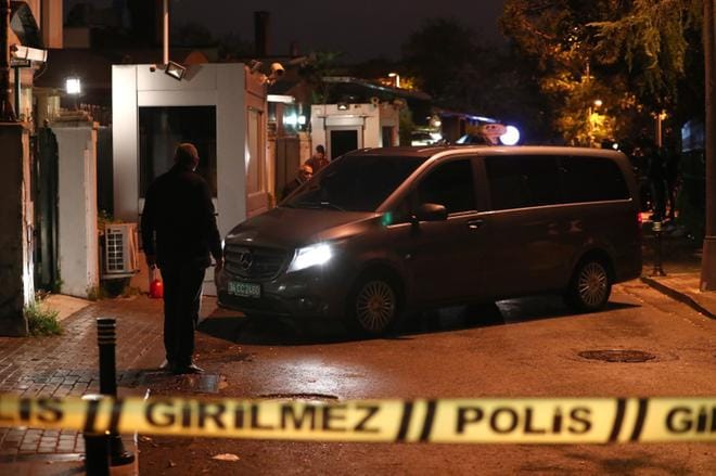 Diplomaattiauto ajoi Saudi-Arabian konsulaatin eteen tiistaina Turkin Istanbulissa. Valvontanauhoissa toimittaja Khashoggi käveli 2. lokakuuta tänne sisään, muttei ulos. KUVA: Sedat Suna/EPA