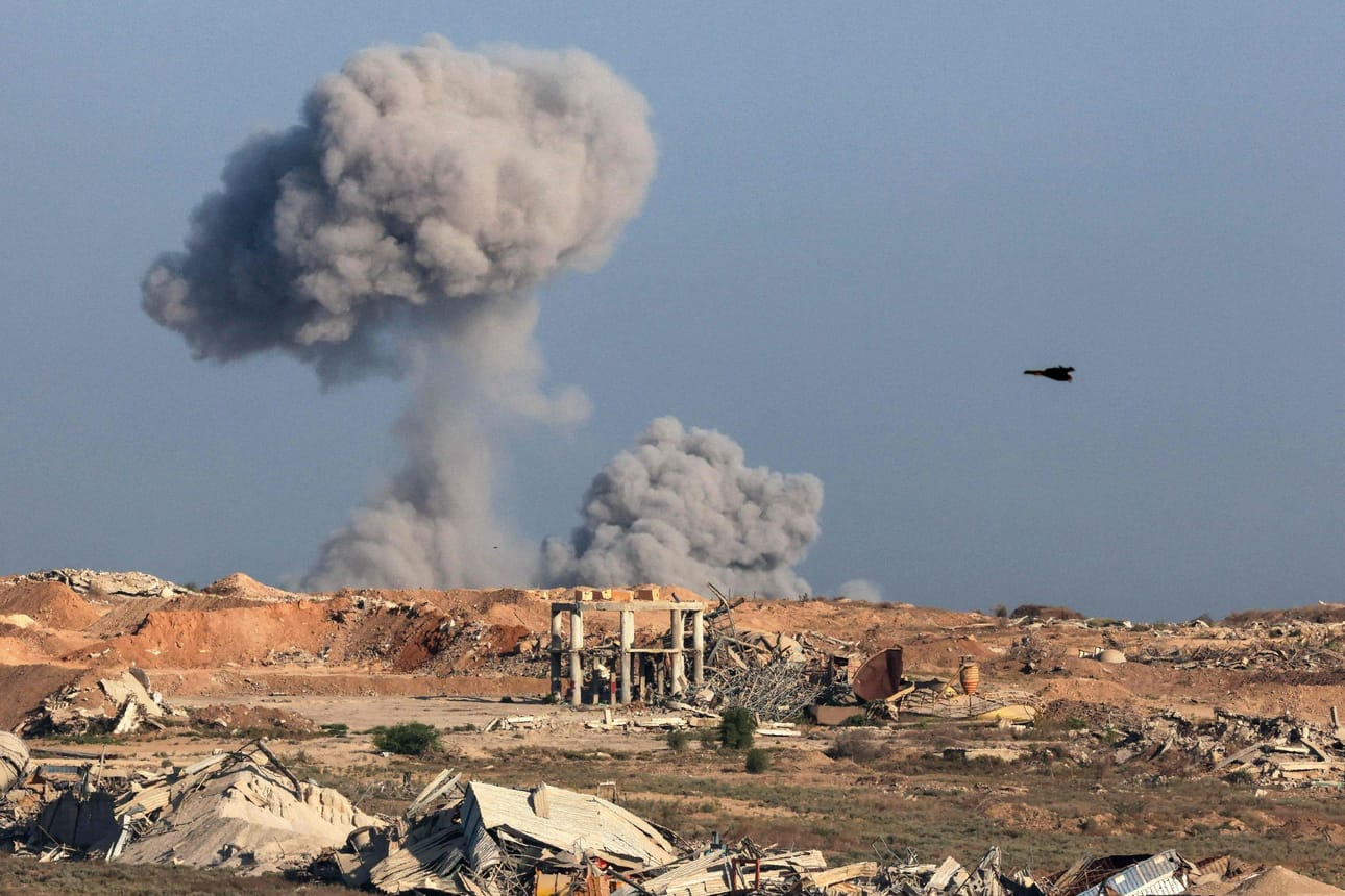 Israelin iskun aiheuttama savupilvi Gazan kaistalla keskiviikkona. LEHTIKUVA / AFP