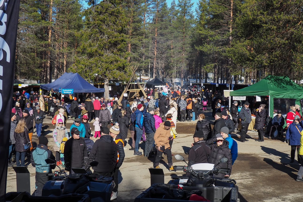 Aurinkoinen sää suosi Savukoskella Samperin Savotan pihapiirissä järjestettyjä Kuivalihamarkkinoita pääsiäislauantaina.