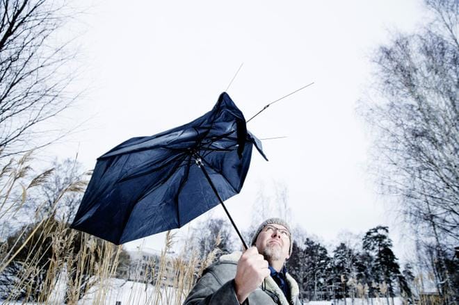 Ilmastopakolaisuus on lajimme historian punainen lanka, sanoo Marcus Rosenlund. Hänen populaari ilmastokirjansa ilmestyi syksyllä ruotsiksi ja saadaan maaliskuussa suomeksi. Rosenlund on Ylen ruotsinkielinen tiedetoimittaja. KUVAT: Joel Maisalmi